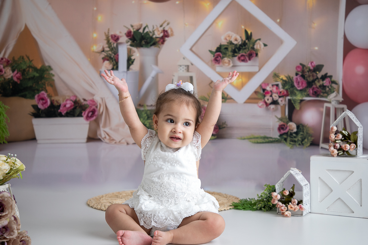 ensaio-fotografico-esmagando-o-bolo-smash-the-cake-fotos-bebe-1-ano-ensaio-fotografico-de-1-ano-ideia-de-ensaio-a-hora-do-bolo-melhor-fotografo-de-barbacena-estudio-de-fotografia-isabela-lobato-fotografia-fotografo-em-barbacena-isabela-lobato