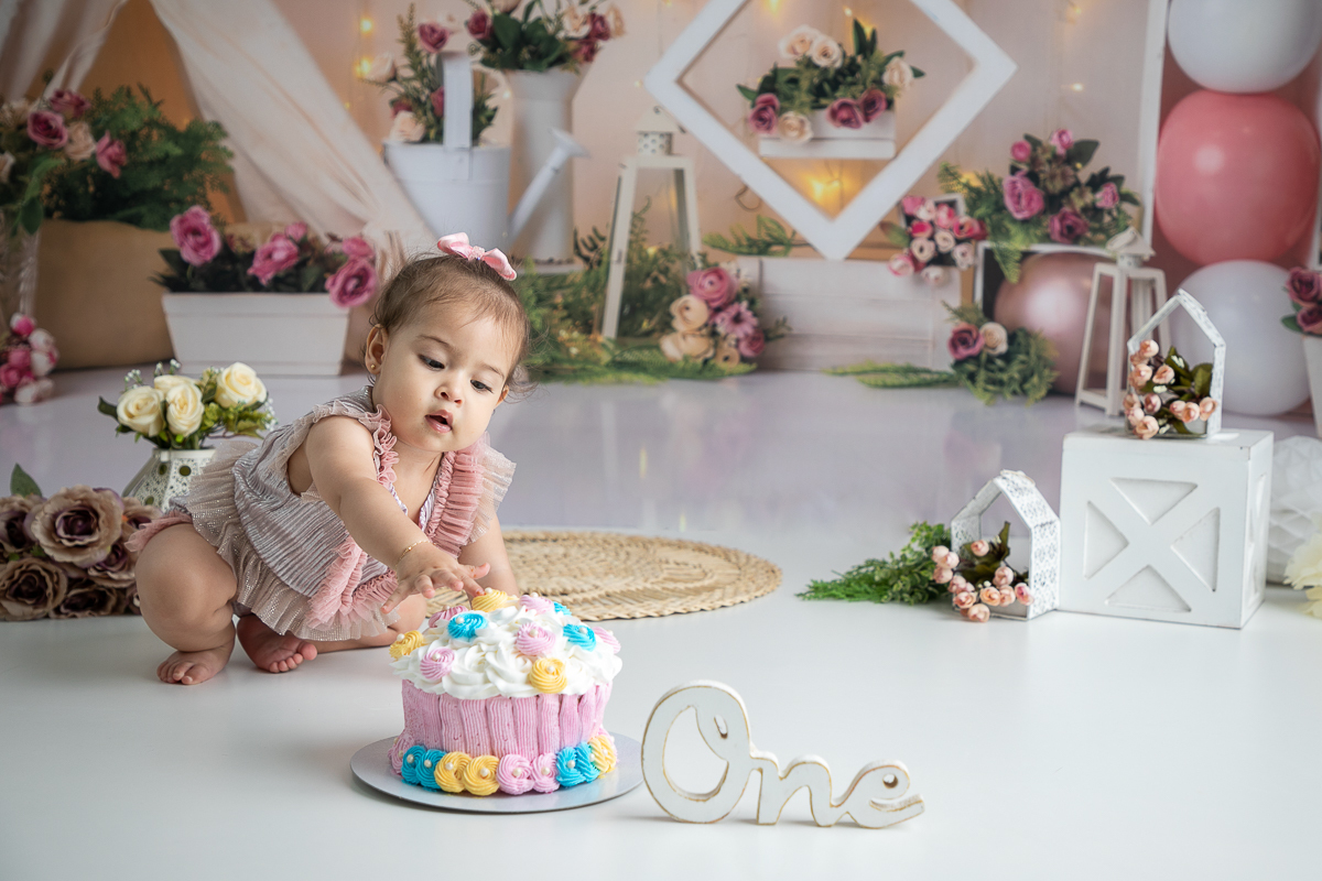 ensaio-fotografico-esmagando-o-bolo-smash-the-cake-fotos-bebe-1-ano-ensaio-fotografico-de-1-ano-ideia-de-ensaio-a-hora-do-bolo-melhor-fotografo-de-barbacena-estudio-de-fotografia-isabela-lobato-fotografia-fotografo-em-barbacena-isabela-lobato