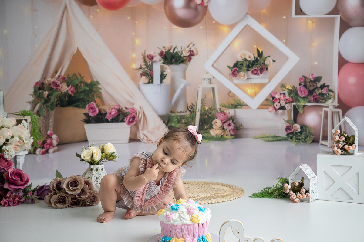 ensaio-fotografico-esmagando-o-bolo-smash-the-cake-fotos-bebe-1-ano-ensaio-fotografico-de-1-ano-ideia-de-ensaio-a-hora-do-bolo-melhor-fotografo-de-barbacena-estudio-de-fotografia-isabela-lobato-fotografia-fotografo-em-barbacena-isabela-lobato