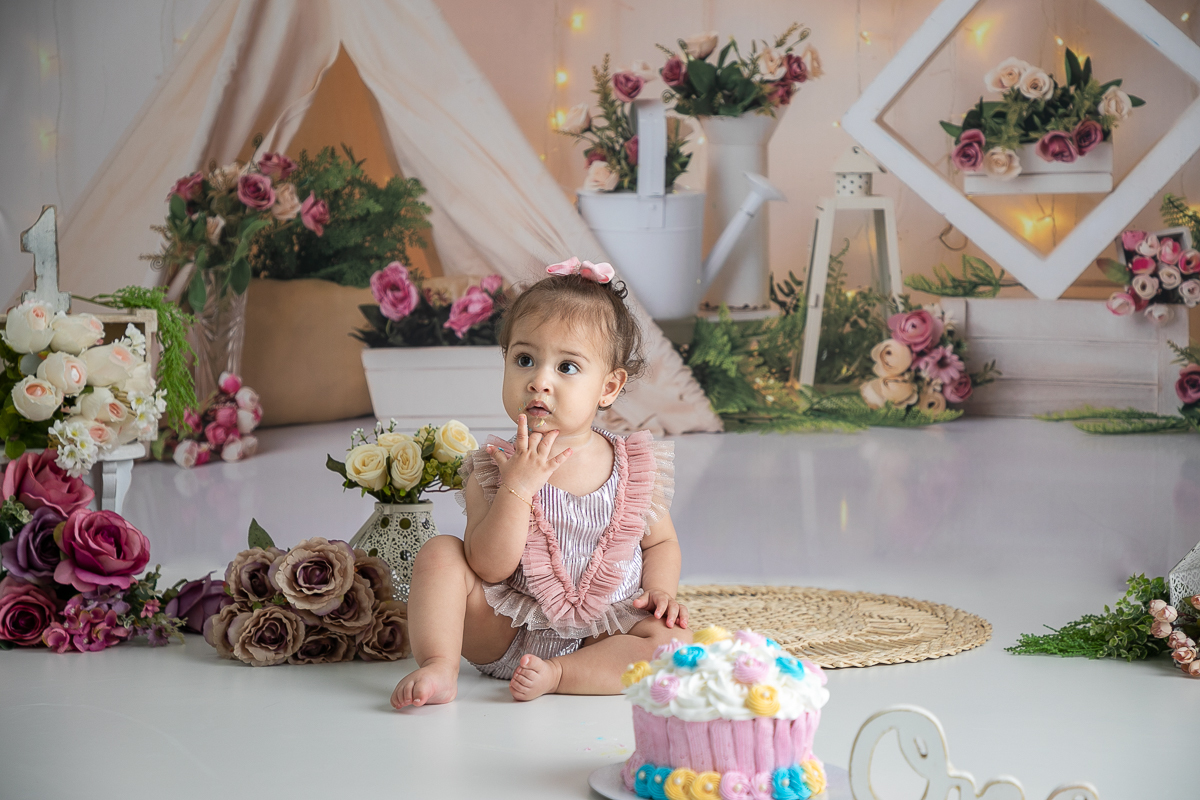 ensaio-fotografico-esmagando-o-bolo-smash-the-cake-fotos-bebe-1-ano-ensaio-fotografico-de-1-ano-ideia-de-ensaio-a-hora-do-bolo-melhor-fotografo-de-barbacena-estudio-de-fotografia-isabela-lobato-fotografia-fotografo-em-barbacena-isabela-lobato