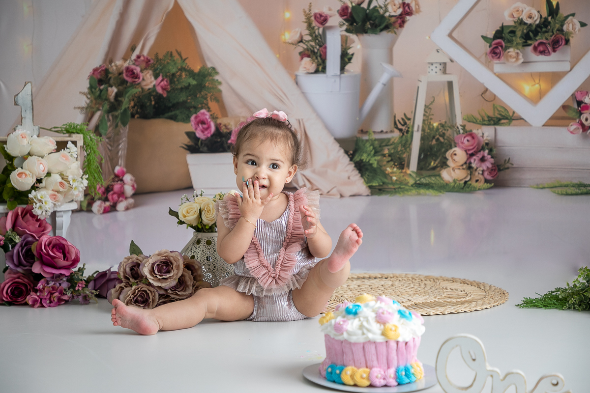 ensaio-fotografico-esmagando-o-bolo-smash-the-cake-fotos-bebe-1-ano-ensaio-fotografico-de-1-ano-ideia-de-ensaio-a-hora-do-bolo-melhor-fotografo-de-barbacena-estudio-de-fotografia-isabela-lobato-fotografia-fotografo-em-barbacena-isabela-lobato
