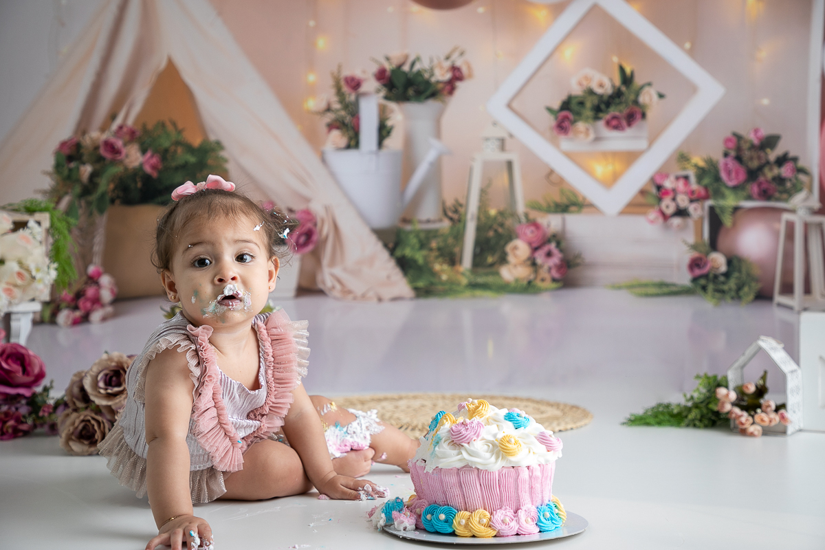 ensaio-fotografico-esmagando-o-bolo-smash-the-cake-fotos-bebe-1-ano-ensaio-fotografico-de-1-ano-ideia-de-ensaio-a-hora-do-bolo-melhor-fotografo-de-barbacena-estudio-de-fotografia-isabela-lobato-fotografia-fotografo-em-barbacena-isabela-lobato