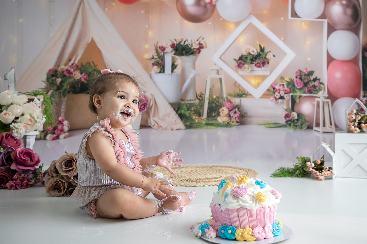 ensaio-fotografico-esmagando-o-bolo-smash-the-cake-fotos-bebe-1-ano-ensaio-fotografico-de-1-ano-ideia-de-ensaio-a-hora-do-bolo-melhor-fotografo-de-barbacena-estudio-de-fotografia-isabela-lobato-fotografia-fotografo-em-barbacena-isabela-lobato