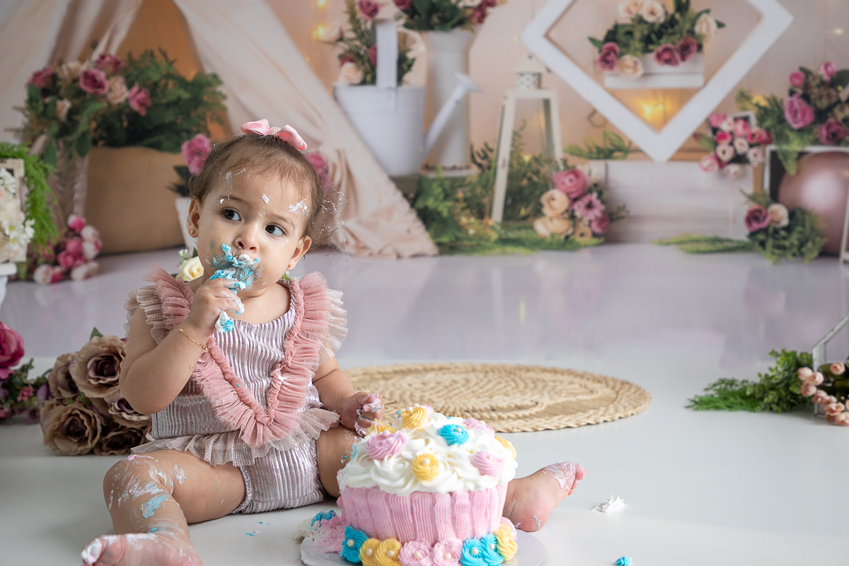 ensaio-fotografico-esmagando-o-bolo-smash-the-cake-fotos-bebe-1-ano-ensaio-fotografico-de-1-ano-ideia-de-ensaio-a-hora-do-bolo-melhor-fotografo-de-barbacena-estudio-de-fotografia-isabela-lobato-fotografia-fotografo-em-barbacena-isabela-lobato