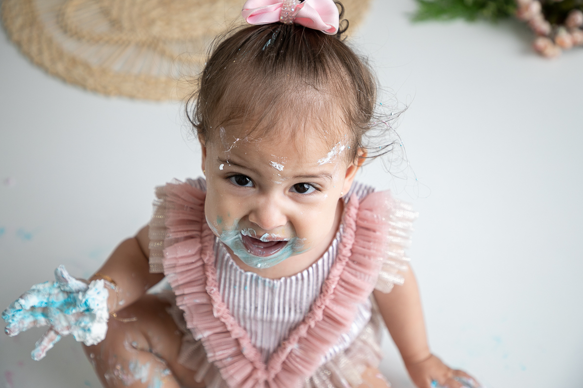 ensaio-fotografico-esmagando-o-bolo-smash-the-cake-fotos-bebe-1-ano-ensaio-fotografico-de-1-ano-ideia-de-ensaio-a-hora-do-bolo-melhor-fotografo-de-barbacena-estudio-de-fotografia-isabela-lobato-fotografia-fotografo-em-barbacena-isabela-lobato