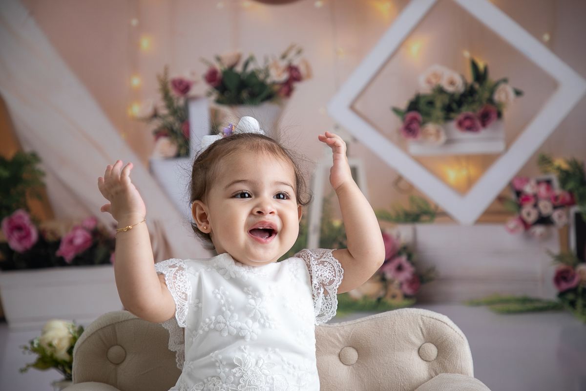 ensaio-fotografico-esmagando-o-bolo-smash-the-cake-fotos-bebe-1-ano-ensaio-fotografico-de-1-ano-ideia-de-ensaio-a-hora-do-bolo-melhor-fotografo-de-barbacena-estudio-de-fotografia-isabela-lobato-fotografia-fotografo-em-barbacena-isabela-lobato