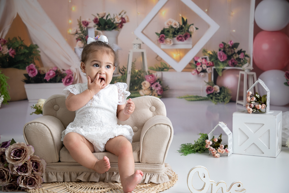 ensaio-fotografico-esmagando-o-bolo-smash-the-cake-fotos-bebe-1-ano-ensaio-fotografico-de-1-ano-ideia-de-ensaio-a-hora-do-bolo-melhor-fotografo-de-barbacena-estudio-de-fotografia-isabela-lobato-fotografia-fotografo-em-barbacena-isabela-lobato