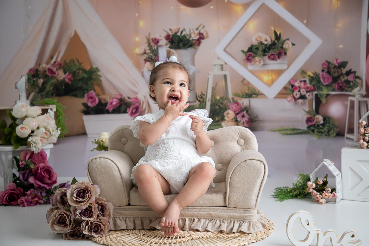 ensaio-fotografico-esmagando-o-bolo-smash-the-cake-fotos-bebe-1-ano-ensaio-fotografico-de-1-ano-ideia-de-ensaio-a-hora-do-bolo-melhor-fotografo-de-barbacena-estudio-de-fotografia-isabela-lobato-fotografia-fotografo-em-barbacena-isabela-lobato