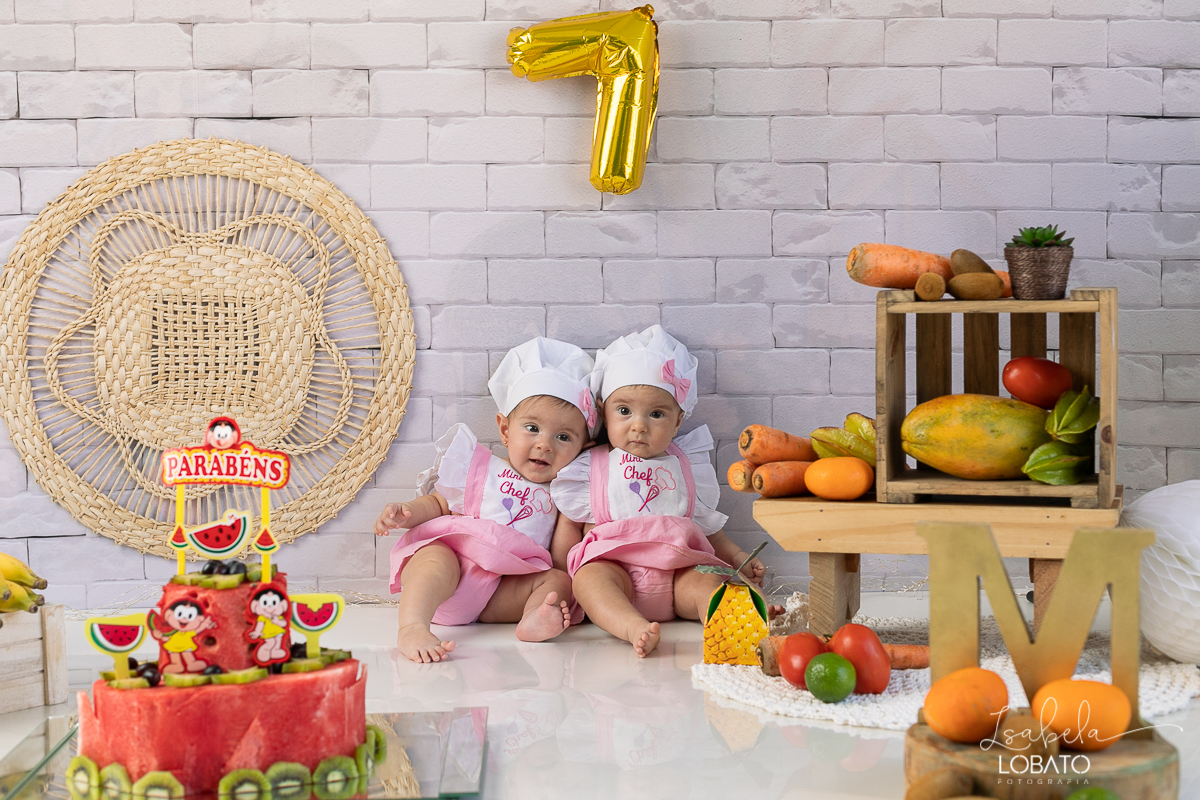 Smash-The-Fruit-Introdução-alimentar-bebe-de-6-meses-bebe-1-ano-ensaio-fotografico-de-1-ano-ideia-de-ensaio-a-hora-do-bolo-melhor-fotografo-de-barbacena-estudio-de-fotografia-isasalada-de-fruta-bolo-de-frutas-ensaio-fotografico-de-frutas-bebe-conzinheiro-