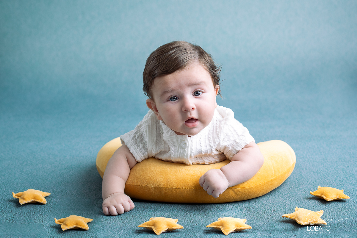 ensaio-fotografico-de-bebes-bebe-de-3-meses-fases-do-bebe-acompanhamento-fotografico-criativo-fotos-trimestral-de-bebes-fotografo-infantil-em-barbacena-isabela-lobato-fotografia-estudio-fotografico-em-barbacena-mg