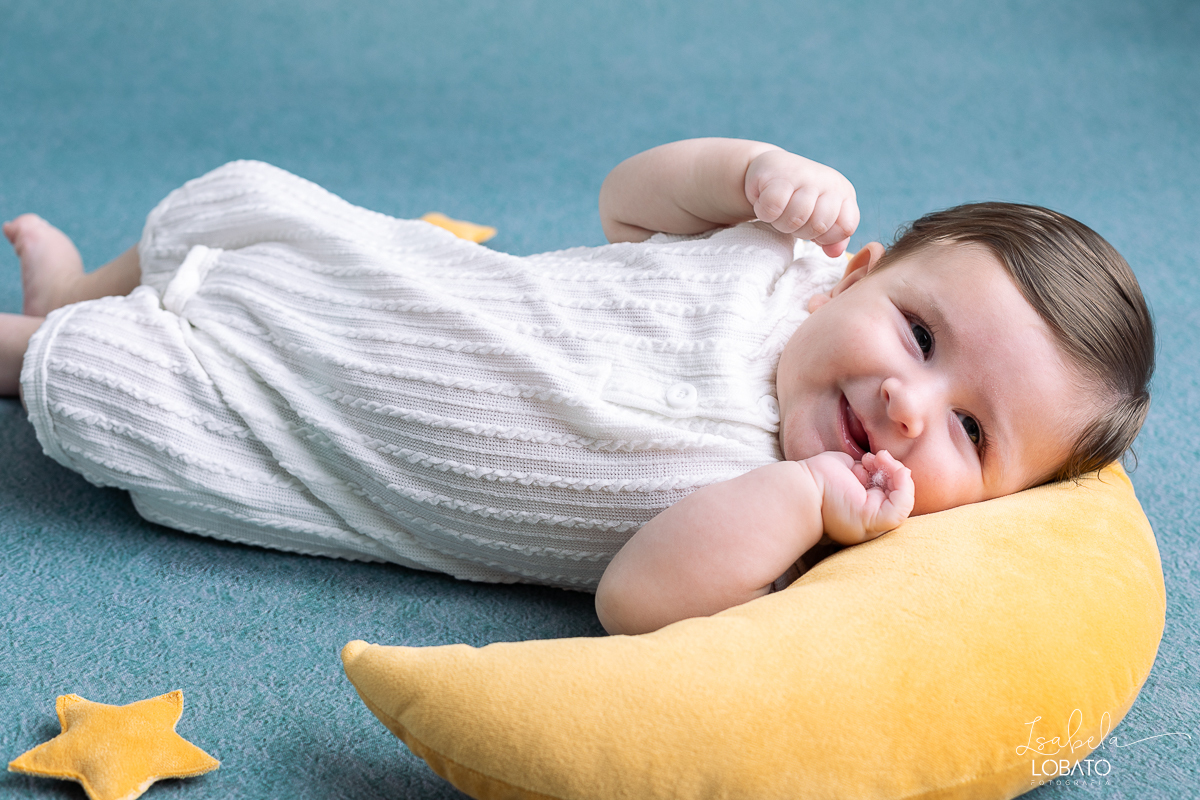 ensaio-fotografico-de-bebes-bebe-de-3-meses-fases-do-bebe-acompanhamento-fotografico-criativo-fotos-trimestral-de-bebes-fotografo-infantil-em-barbacena-isabela-lobato-fotografia-estudio-fotografico-em-barbacena-mg
