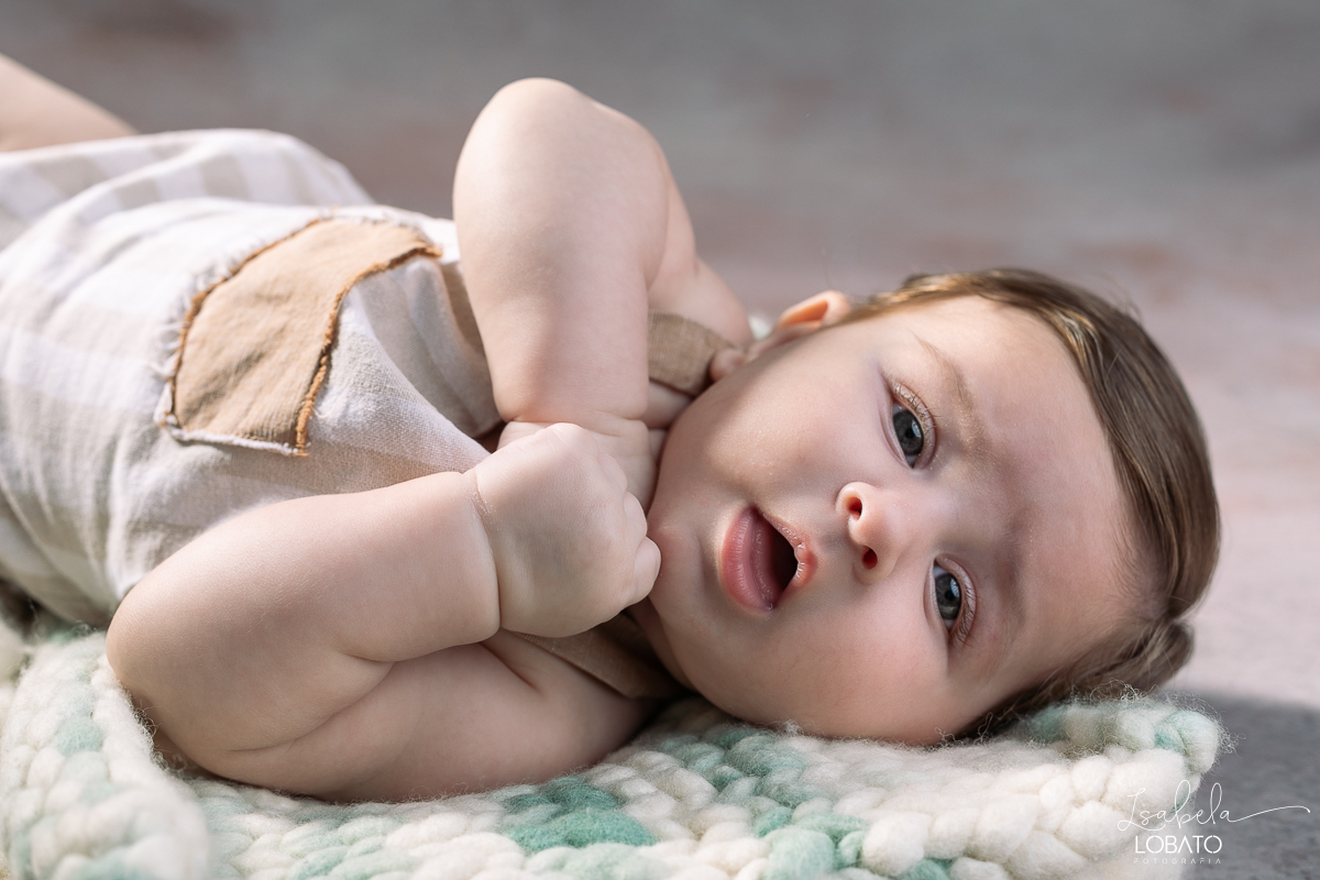 ensaio-fotografico-de-bebes-bebe-de-3-meses-fases-do-bebe-acompanhamento-fotografico-criativo-fotos-trimestral-de-bebes-fotografo-infantil-em-barbacena-isabela-lobato-fotografia-estudio-fotografico-em-barbacena-mg