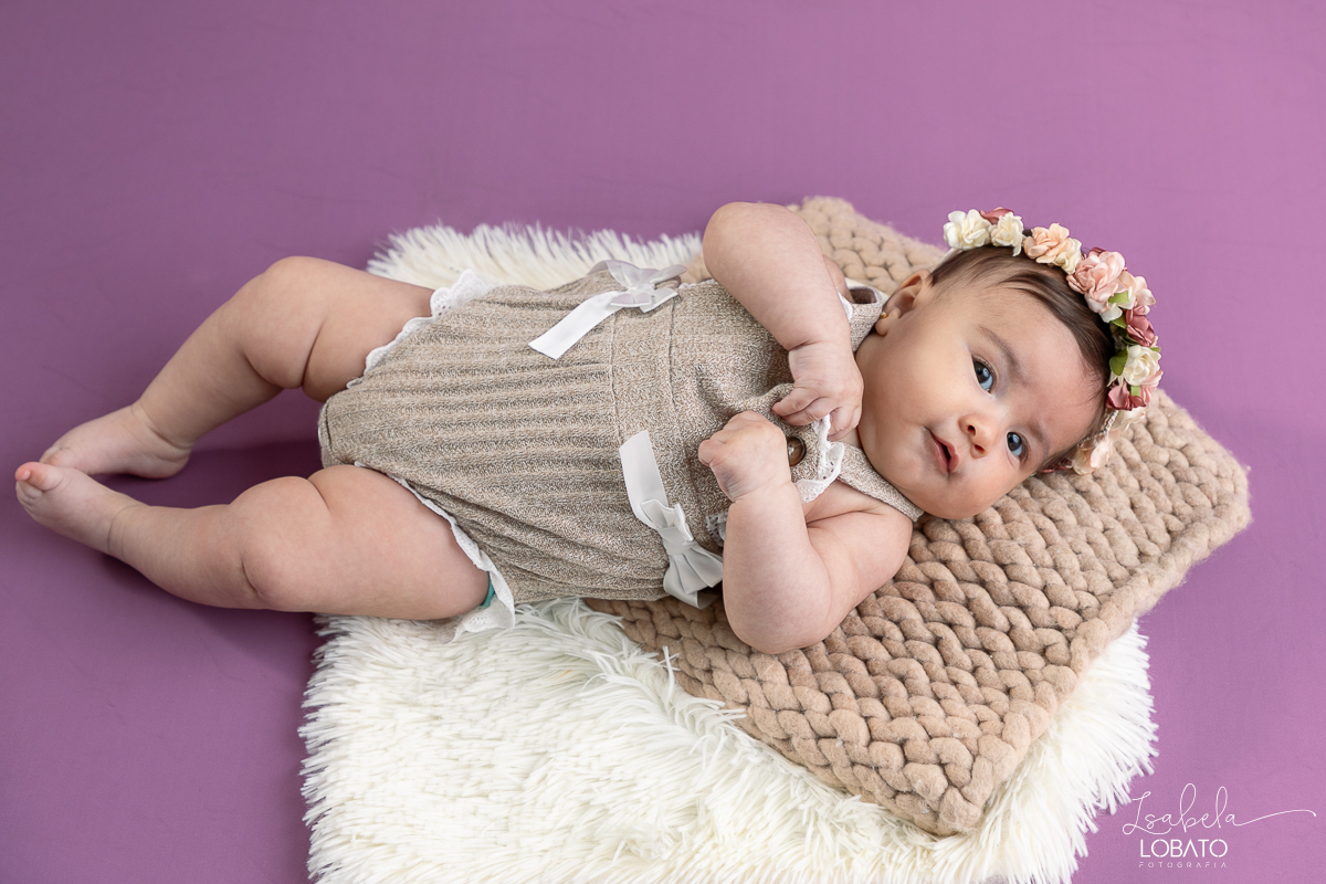 ensaio-fotografico-de-bebes-bebe-de-3-meses-fases-do-bebe-acompanhamento-fotografico-criativo-fotos-trimestral-de-bebes-fotografo-infantil-em-barbacena-isabela-lobato-fotografia-estudio-fotografico-em-barbacena-mg
