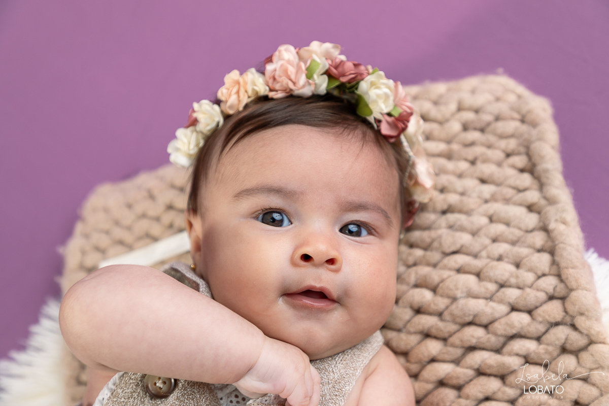 ensaio-fotografico-de-bebes-bebe-de-3-meses-fases-do-bebe-acompanhamento-fotografico-criativo-fotos-trimestral-de-bebes-fotografo-infantil-em-barbacena-isabela-lobato-fotografia-estudio-fotografico-em-barbacena-mg