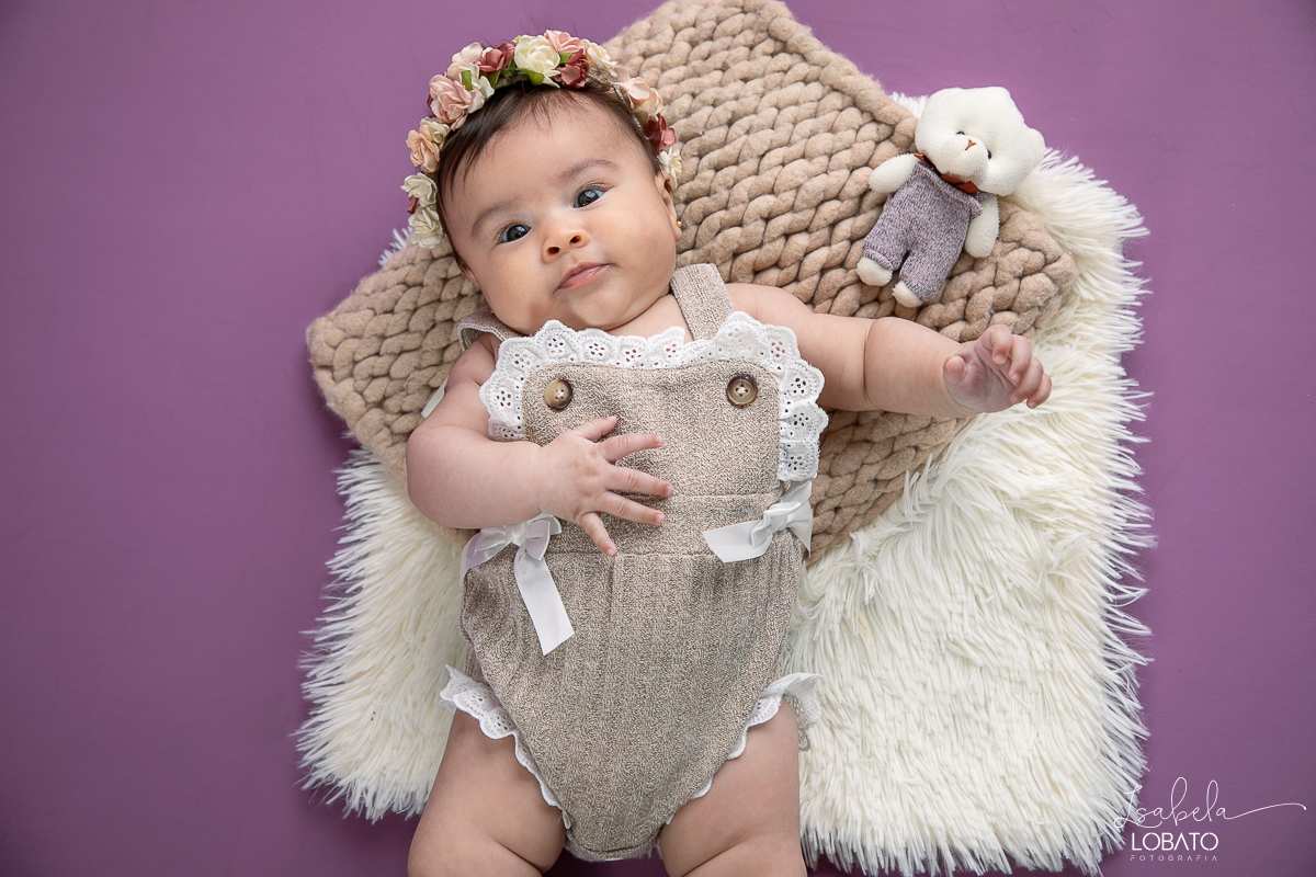 ensaio-fotografico-de-bebes-bebe-de-3-meses-fases-do-bebe-acompanhamento-fotografico-criativo-fotos-trimestral-de-bebes-fotografo-infantil-em-barbacena-isabela-lobato-fotografia-estudio-fotografico-em-barbacena-mg