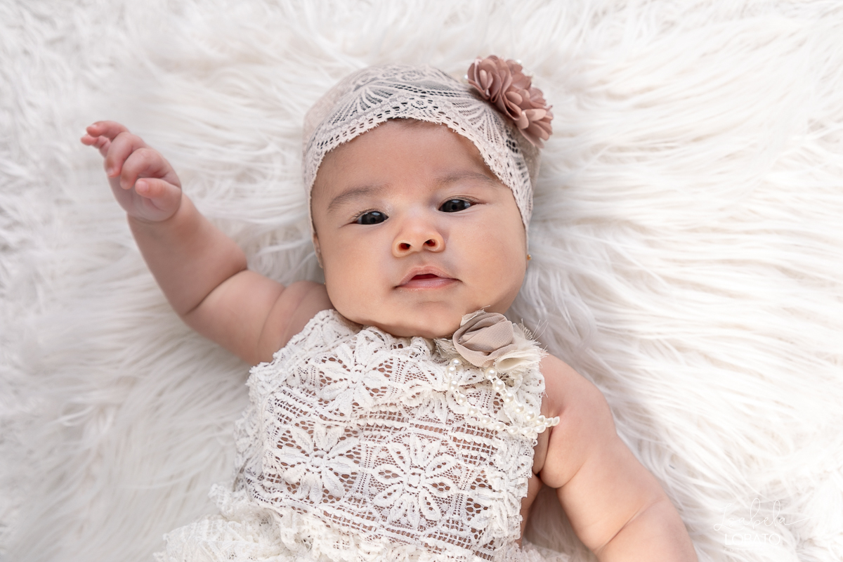 ensaio-fotografico-de-bebes-bebe-de-3-meses-fases-do-bebe-acompanhamento-fotografico-criativo-fotos-trimestral-de-bebes-fotografo-infantil-em-barbacena-isabela-lobato-fotografia-estudio-fotografico-em-barbacena-mg