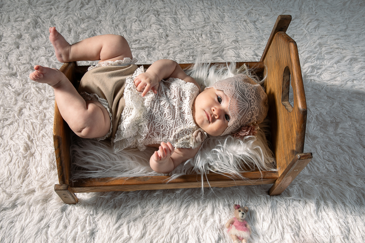 ensaio-fotografico-de-bebes-bebe-de-3-meses-fases-do-bebe-acompanhamento-fotografico-criativo-fotos-trimestral-de-bebes-fotografo-infantil-em-barbacena-isabela-lobato-fotografia-estudio-fotografico-em-barbacena-mg