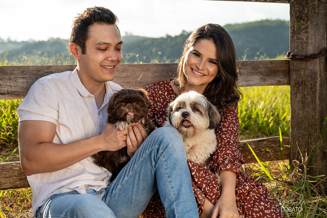 ensaio-fotografico-de-pet-ensaio-casal-com-pet-ensaio-por-do-sol-ensaio-casal-no-campo-fotos-na-porteira-dog-photgraphy-luz-de-ouro-entardecer-fotografa-de-casaç-barbacena-isabela-lobato-fotografia
