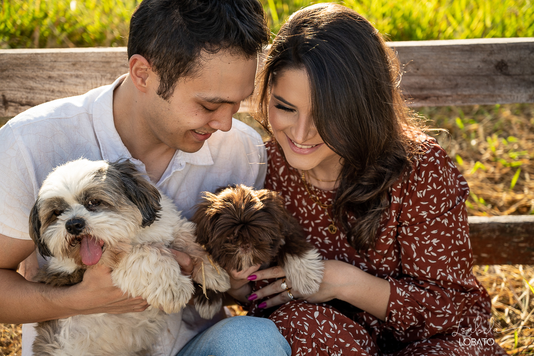 ensaio-fotografico-de-pet-ensaio-casal-com-pet-ensaio-por-do-sol-ensaio-casal-no-campo-fotos-na-porteira-dog-photgraphy-luz-de-ouro-entardecer-fotografa-de-casaç-barbacena-isabela-lobato-fotografia
