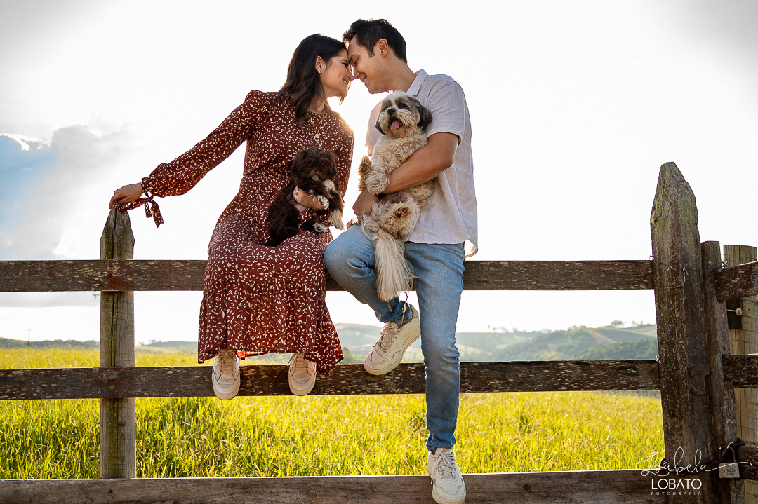 ensaio-fotografico-de-pet-ensaio-casal-com-pet-ensaio-por-do-sol-ensaio-casal-no-campo-fotos-na-porteira-dog-photgraphy-luz-de-ouro-entardecer-fotografa-de-casaç-barbacena-isabela-lobato-fotografia
