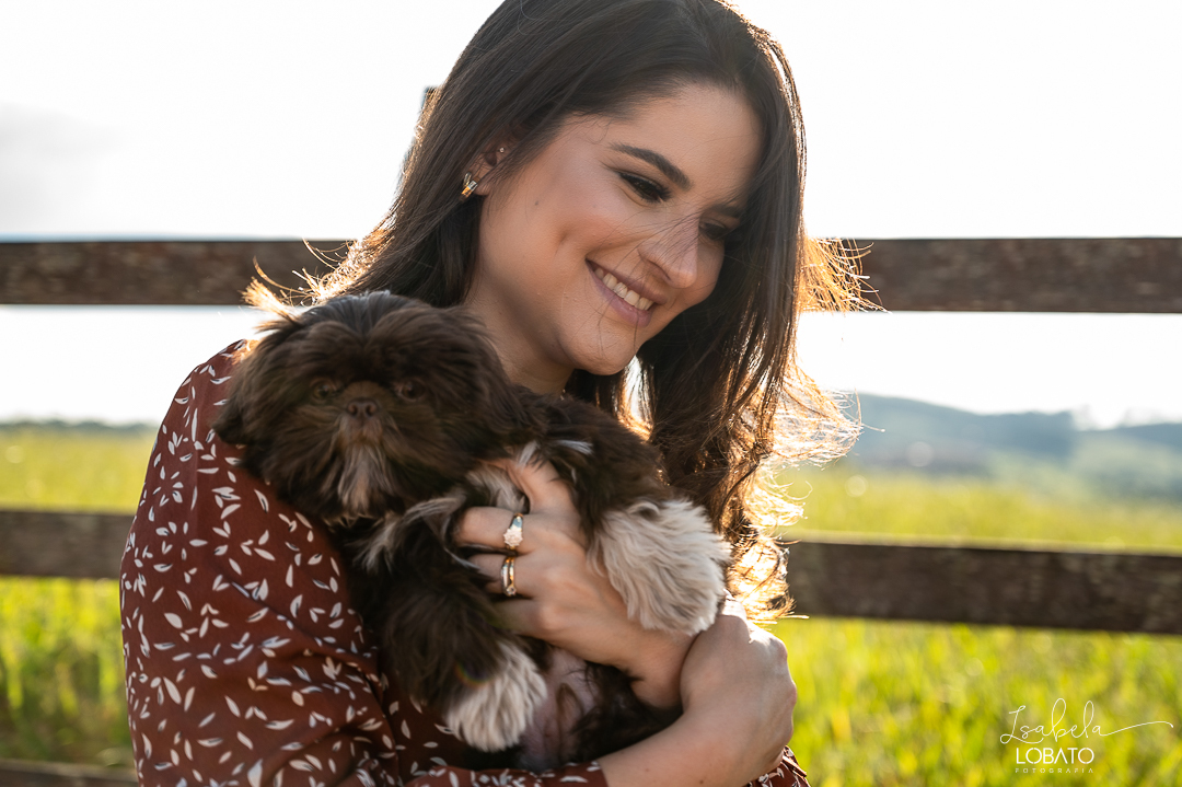 ensaio-fotografico-de-pet-ensaio-casal-com-pet-ensaio-por-do-sol-ensaio-casal-no-campo-fotos-na-porteira-dog-photgraphy-luz-de-ouro-entardecer-fotografa-de-casaç-barbacena-isabela-lobato-fotografia