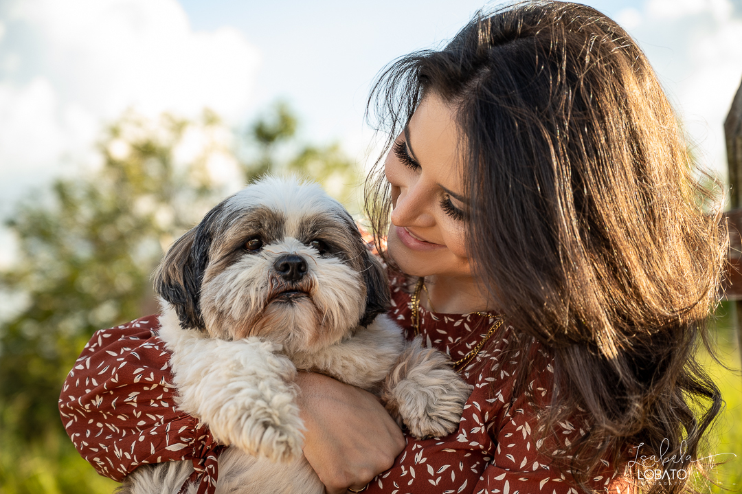 ensaio-fotografico-de-pet-ensaio-casal-com-pet-ensaio-por-do-sol-ensaio-casal-no-campo-fotos-na-porteira-dog-photgraphy-luz-de-ouro-entardecer-fotografa-de-casaç-barbacena-isabela-lobato-fotografia
