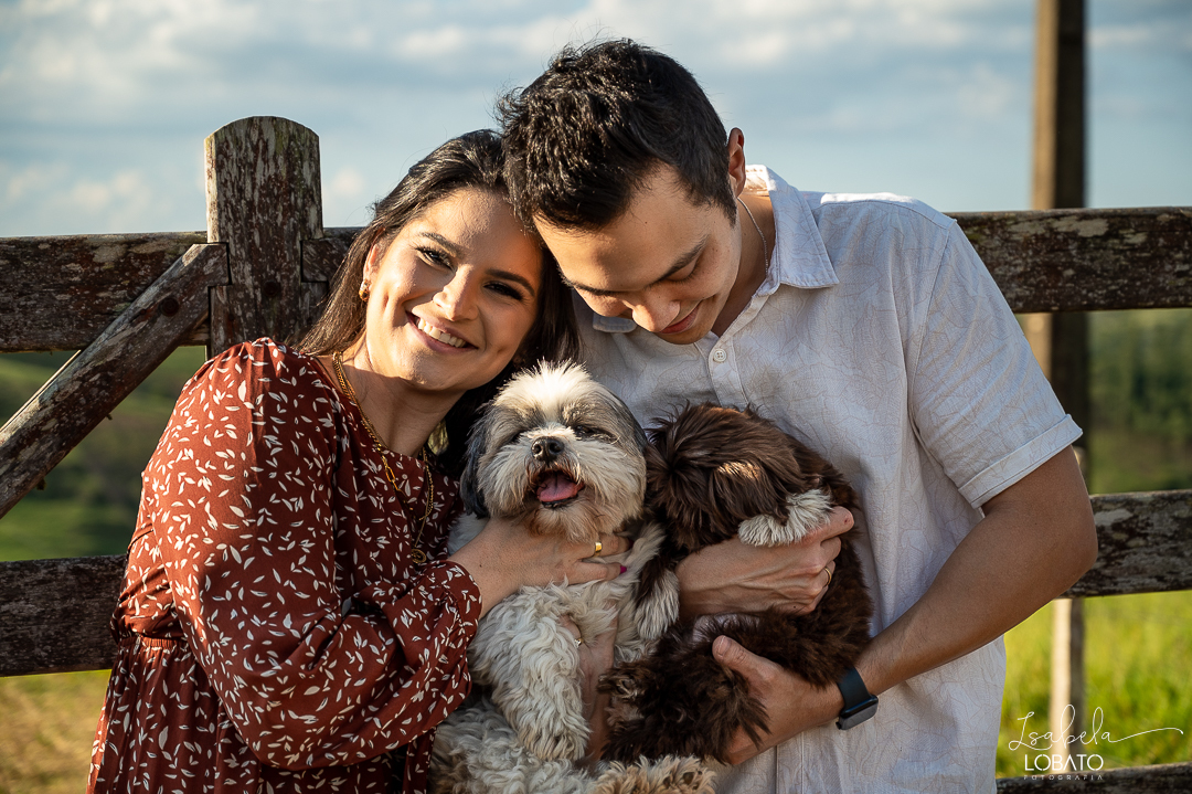 ensaio-fotografico-de-pet-ensaio-casal-com-pet-ensaio-por-do-sol-ensaio-casal-no-campo-fotos-na-porteira-dog-photgraphy-luz-de-ouro-entardecer-fotografa-de-casaç-barbacena-isabela-lobato-fotografia
