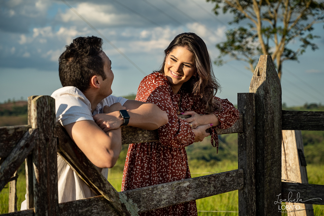 ensaio-fotografico-de-pet-ensaio-casal-com-pet-ensaio-por-do-sol-ensaio-casal-no-campo-fotos-na-porteira-dog-photgraphy-luz-de-ouro-entardecer-fotografa-de-casaç-barbacena-isabela-lobato-fotografia