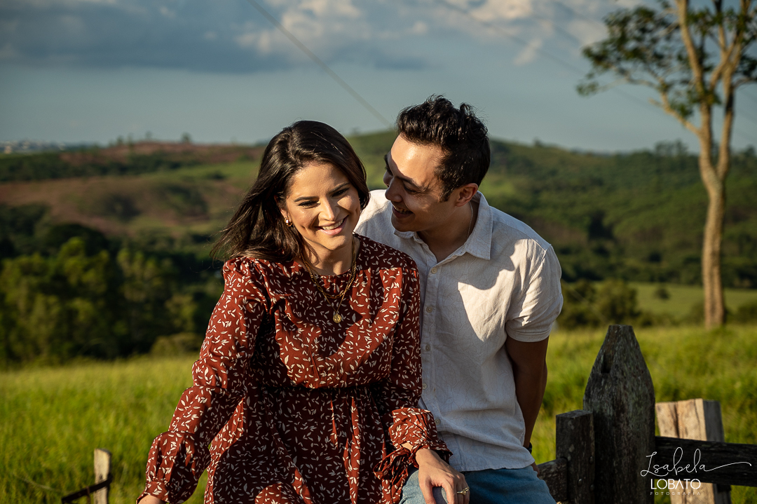 ensaio-fotografico-de-pet-ensaio-casal-com-pet-ensaio-por-do-sol-ensaio-casal-no-campo-fotos-na-porteira-dog-photgraphy-luz-de-ouro-entardecer-fotografa-de-casaç-barbacena-isabela-lobato-fotografia