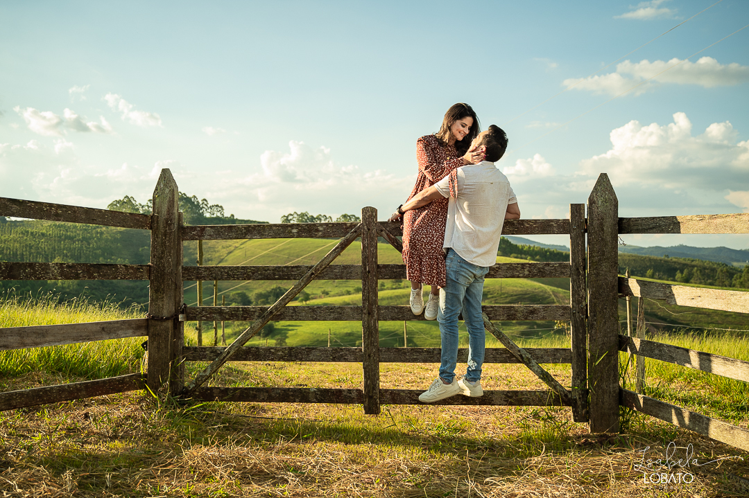 ensaio-fotografico-de-pet-ensaio-casal-com-pet-ensaio-por-do-sol-ensaio-casal-no-campo-fotos-na-porteira-dog-photgraphy-luz-de-ouro-entardecer-fotografa-de-casaç-barbacena-isabela-lobato-fotografia