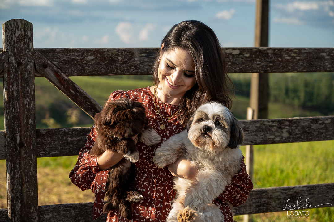 ensaio-fotografico-de-pet-ensaio-casal-com-pet-ensaio-por-do-sol-ensaio-casal-no-campo-fotos-na-porteira-dog-photgraphy-luz-de-ouro-entardecer-fotografa-de-casaç-barbacena-isabela-lobato-fotografia
