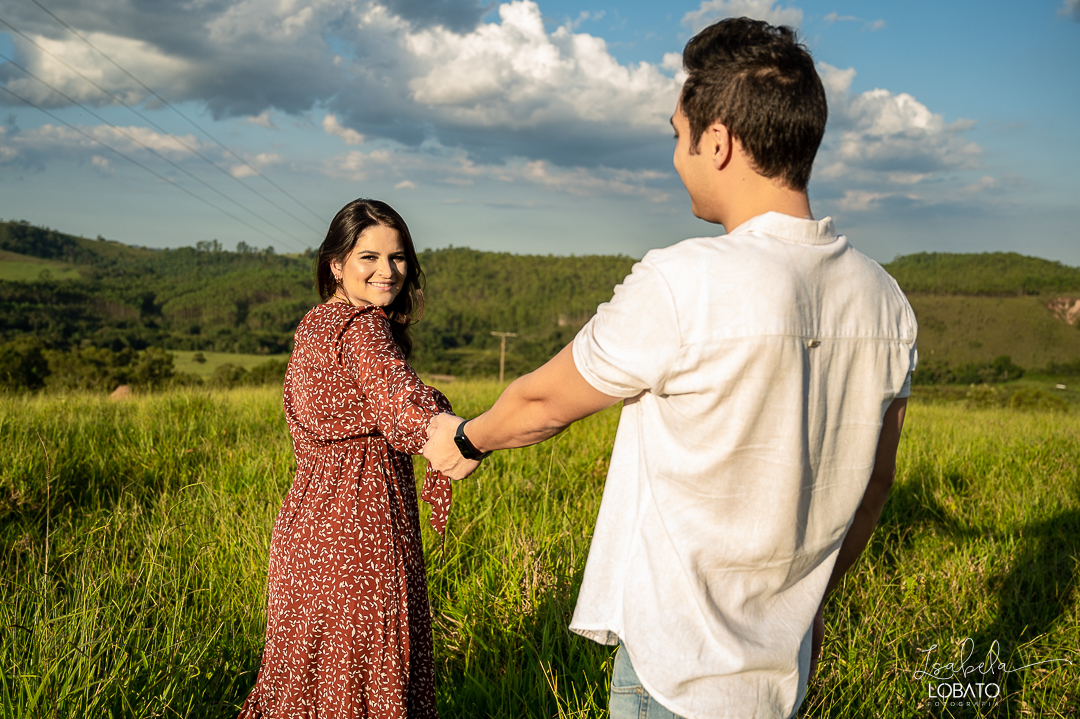 ensaio-fotografico-de-pet-ensaio-casal-com-pet-ensaio-por-do-sol-ensaio-casal-no-campo-fotos-na-porteira-dog-photgraphy-luz-de-ouro-entardecer-fotografa-de-casaç-barbacena-isabela-lobato-fotografia