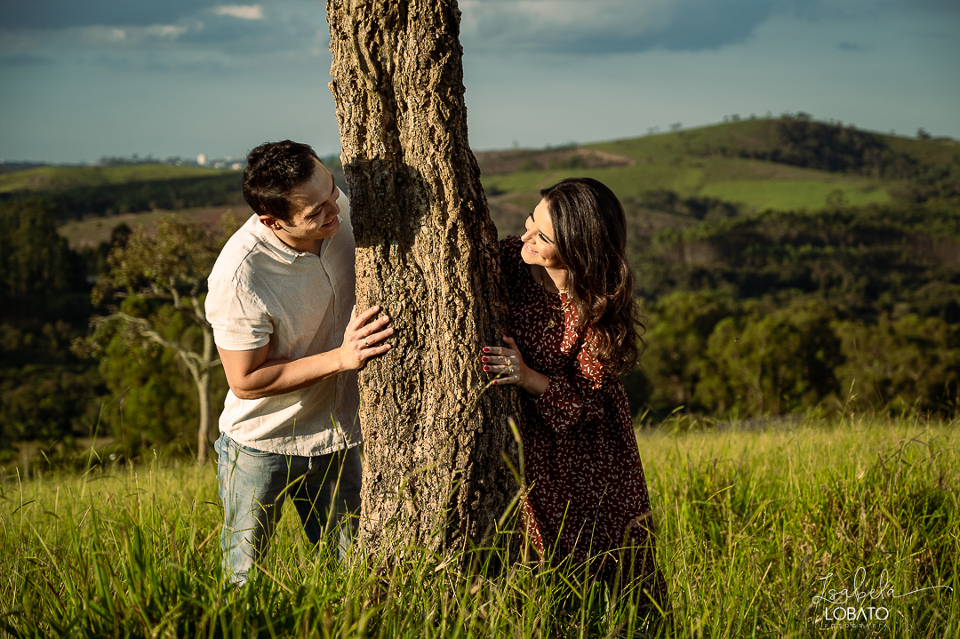 ensaio-fotografico-de-pet-ensaio-casal-com-pet-ensaio-por-do-sol-ensaio-casal-no-campo-fotos-na-porteira-dog-photgraphy-luz-de-ouro-entardecer-fotografa-de-casaç-barbacena-isabela-lobato-fotografia