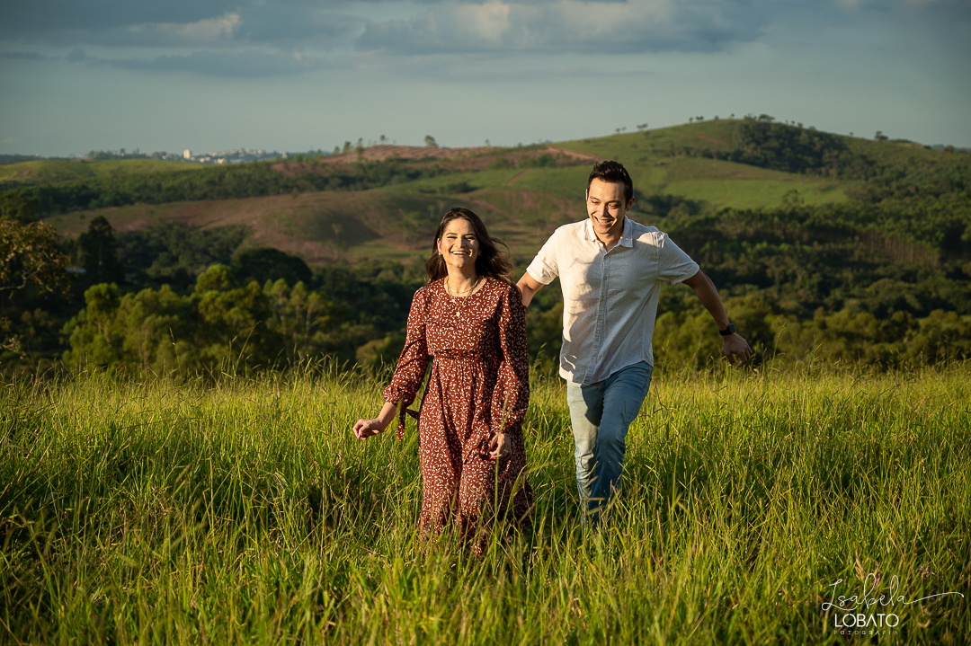 ensaio-fotografico-de-pet-ensaio-casal-com-pet-ensaio-por-do-sol-ensaio-casal-no-campo-fotos-na-porteira-dog-photgraphy-luz-de-ouro-entardecer-fotografa-de-casaç-barbacena-isabela-lobato-fotografia