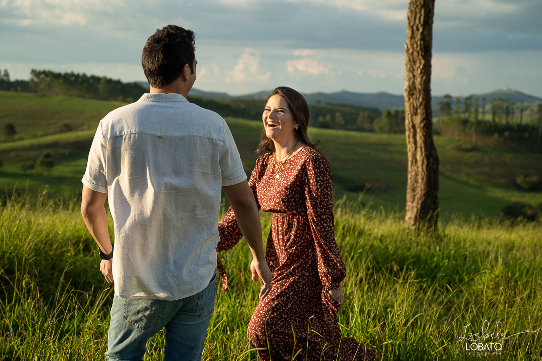 ensaio-fotografico-de-pet-ensaio-casal-com-pet-ensaio-por-do-sol-ensaio-casal-no-campo-fotos-na-porteira-dog-photgraphy-luz-de-ouro-entardecer-fotografa-de-casaç-barbacena-isabela-lobato-fotografia