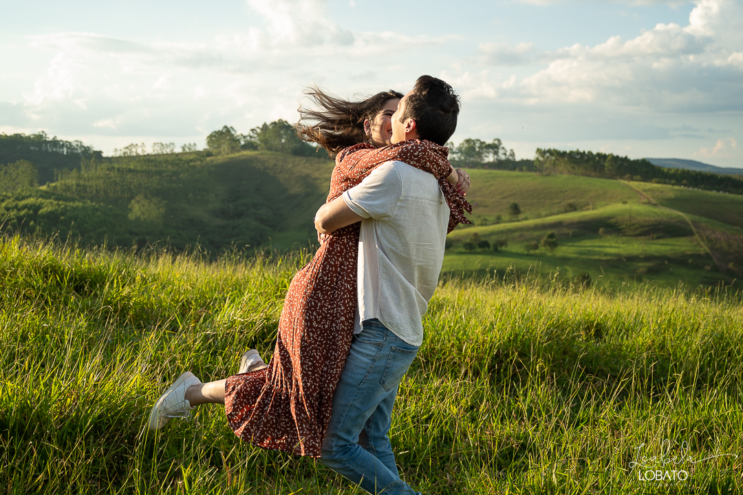ensaio-fotografico-de-pet-ensaio-casal-com-pet-ensaio-por-do-sol-ensaio-casal-no-campo-fotos-na-porteira-dog-photgraphy-luz-de-ouro-entardecer-fotografa-de-casaç-barbacena-isabela-lobato-fotografia