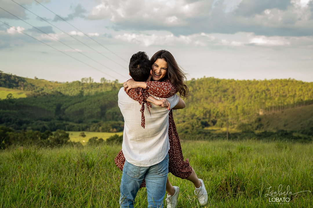 ensaio-fotografico-de-pet-ensaio-casal-com-pet-ensaio-por-do-sol-ensaio-casal-no-campo-fotos-na-porteira-dog-photgraphy-luz-de-ouro-entardecer-fotografa-de-casaç-barbacena-isabela-lobato-fotografia