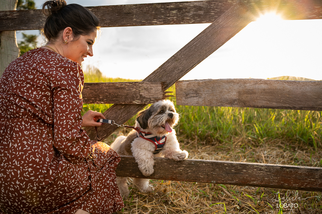 ensaio-fotografico-de-pet-ensaio-casal-com-pet-ensaio-por-do-sol-ensaio-casal-no-campo-fotos-na-porteira-dog-photgraphy-luz-de-ouro-entardecer-fotografa-de-casaç-barbacena-isabela-lobato-fotografia