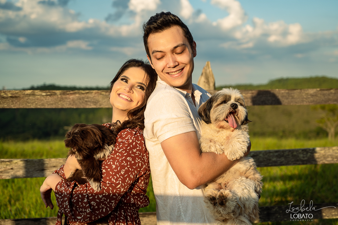 ensaio-fotografico-de-pet-ensaio-casal-com-pet-ensaio-por-do-sol-ensaio-casal-no-campo-fotos-na-porteira-dog-photgraphy-luz-de-ouro-entardecer-fotografa-de-casaç-barbacena-isabela-lobato-fotografia