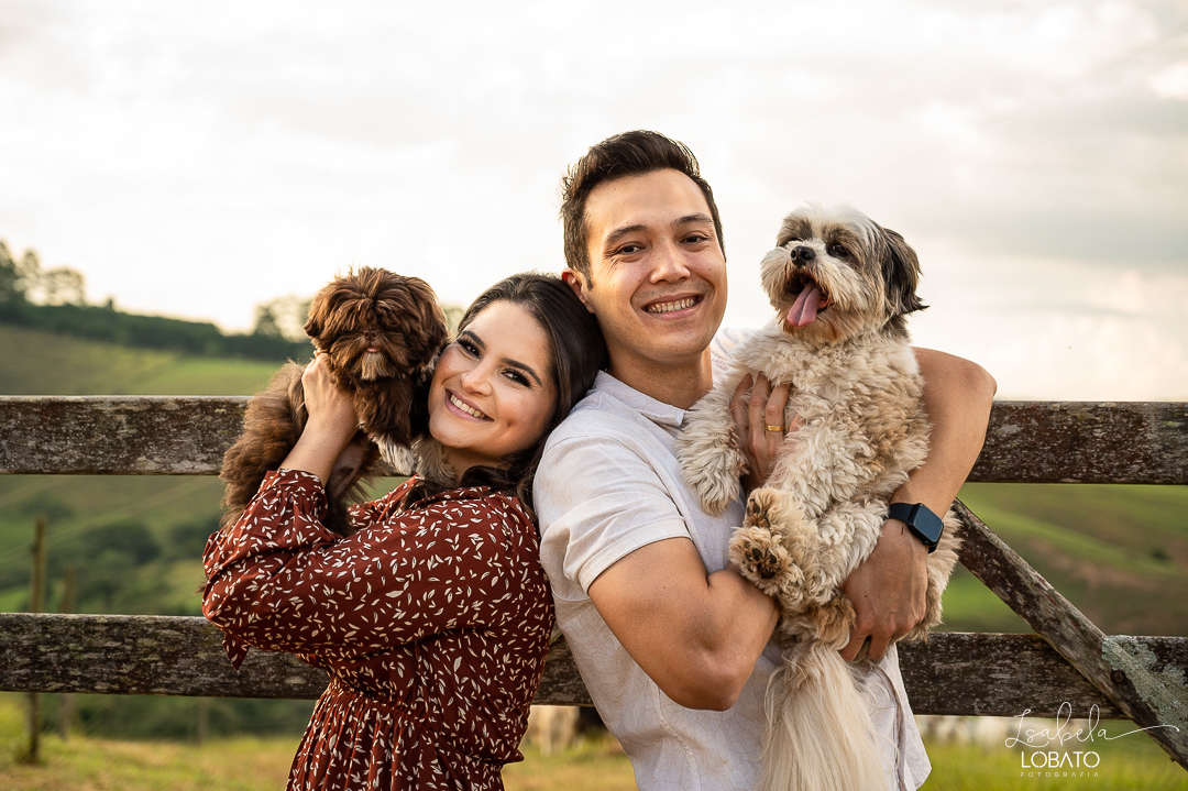 ensaio-fotografico-de-pet-ensaio-casal-com-pet-ensaio-por-do-sol-ensaio-casal-no-campo-fotos-na-porteira-dog-photgraphy-luz-de-ouro-entardecer-fotografa-de-casaç-barbacena-isabela-lobato-fotografia