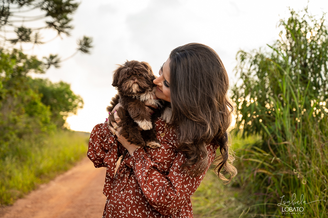 ensaio-fotografico-de-pet-ensaio-casal-com-pet-ensaio-por-do-sol-ensaio-casal-no-campo-fotos-na-porteira-dog-photgraphy-luz-de-ouro-entardecer-fotografa-de-casaç-barbacena-isabela-lobato-fotografia