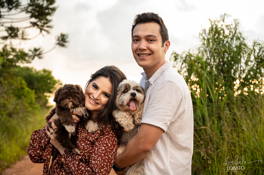ensaio-fotografico-de-pet-ensaio-casal-com-pet-ensaio-por-do-sol-ensaio-casal-no-campo-fotos-na-porteira-dog-photgraphy-luz-de-ouro-entardecer-fotografa-de-casaç-barbacena-isabela-lobato-fotografia