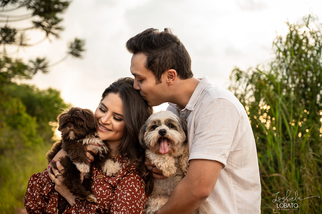 ensaio-fotografico-de-pet-ensaio-casal-com-pet-ensaio-por-do-sol-ensaio-casal-no-campo-fotos-na-porteira-dog-photgraphy-luz-de-ouro-entardecer-fotografa-de-casaç-barbacena-isabela-lobato-fotografia