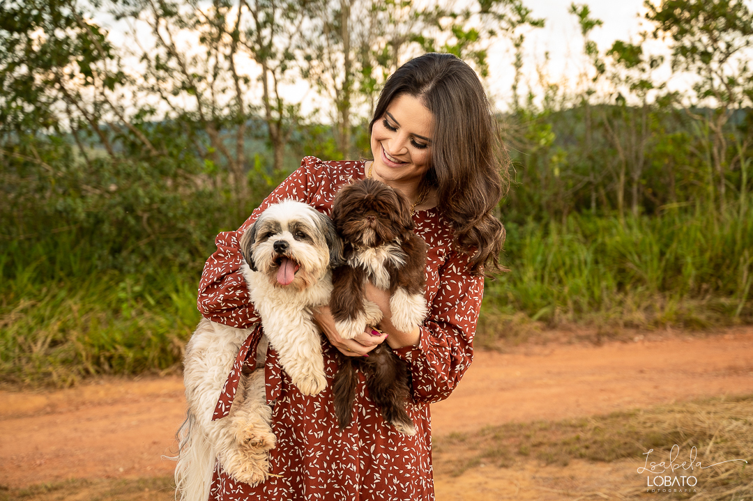 ensaio-fotografico-de-pet-ensaio-casal-com-pet-ensaio-por-do-sol-ensaio-casal-no-campo-fotos-na-porteira-dog-photgraphy-luz-de-ouro-entardecer-fotografa-de-casaç-barbacena-isabela-lobato-fotografia