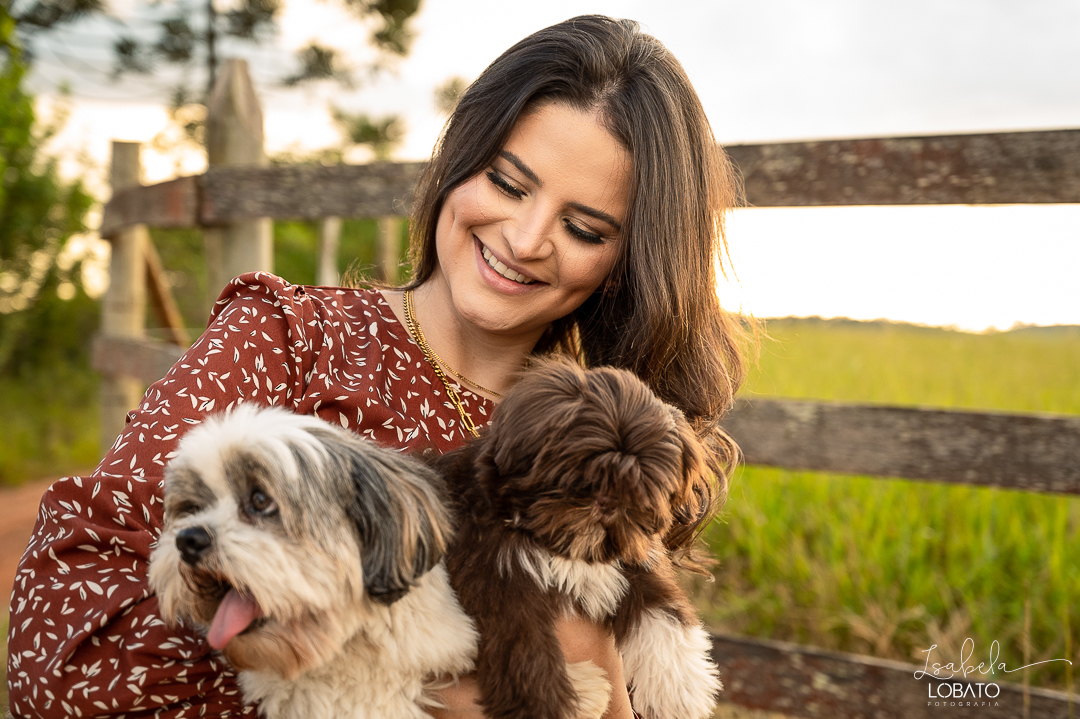 ensaio-fotografico-de-pet-ensaio-casal-com-pet-ensaio-por-do-sol-ensaio-casal-no-campo-fotos-na-porteira-dog-photgraphy-luz-de-ouro-entardecer-fotografa-de-casaç-barbacena-isabela-lobato-fotografia
