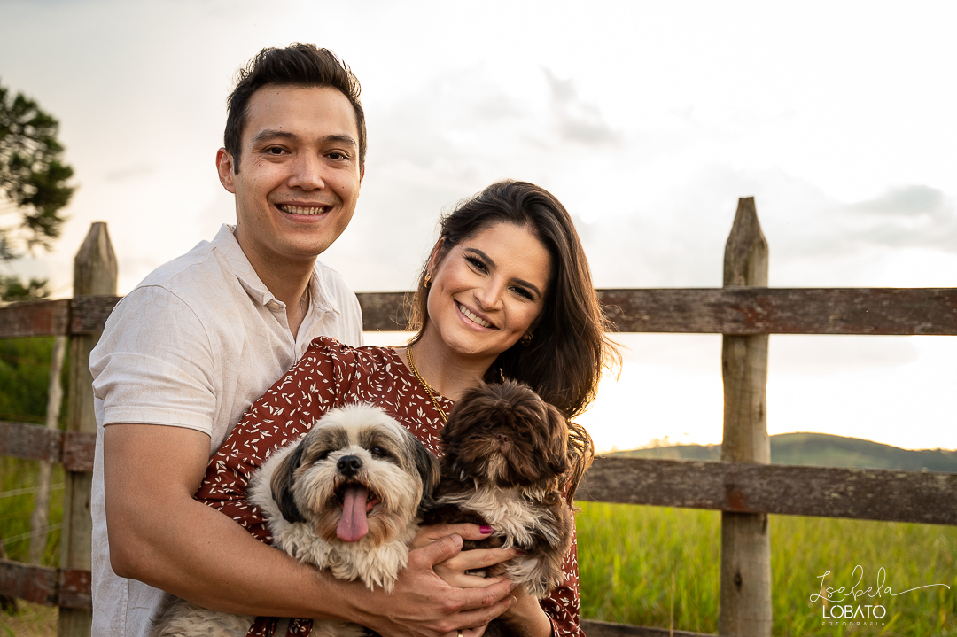 ensaio-fotografico-de-pet-ensaio-casal-com-pet-ensaio-por-do-sol-ensaio-casal-no-campo-fotos-na-porteira-dog-photgraphy-luz-de-ouro-entardecer-fotografa-de-casaç-barbacena-isabela-lobato-fotografia