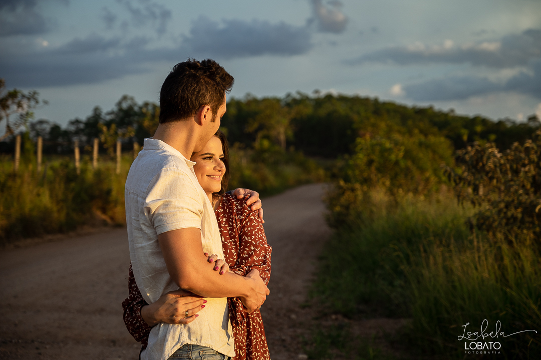 ensaio-fotografico-de-pet-ensaio-casal-com-pet-ensaio-por-do-sol-ensaio-casal-no-campo-fotos-na-porteira-dog-photgraphy-luz-de-ouro-entardecer-fotografa-de-casaç-barbacena-isabela-lobato-fotografia