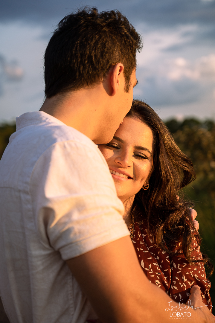 ensaio-fotografico-de-pet-ensaio-casal-com-pet-ensaio-por-do-sol-ensaio-casal-no-campo-fotos-na-porteira-dog-photgraphy-luz-de-ouro-entardecer-fotografa-de-casaç-barbacena-isabela-lobato-fotografia