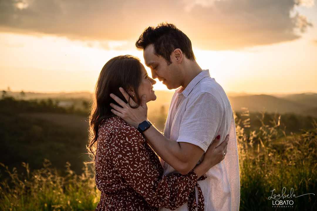 ensaio-fotografico-de-pet-ensaio-casal-com-pet-ensaio-por-do-sol-ensaio-casal-no-campo-fotos-na-porteira-dog-photgraphy-luz-de-ouro-entardecer-fotografa-de-casaç-barbacena-isabela-lobato-fotografia