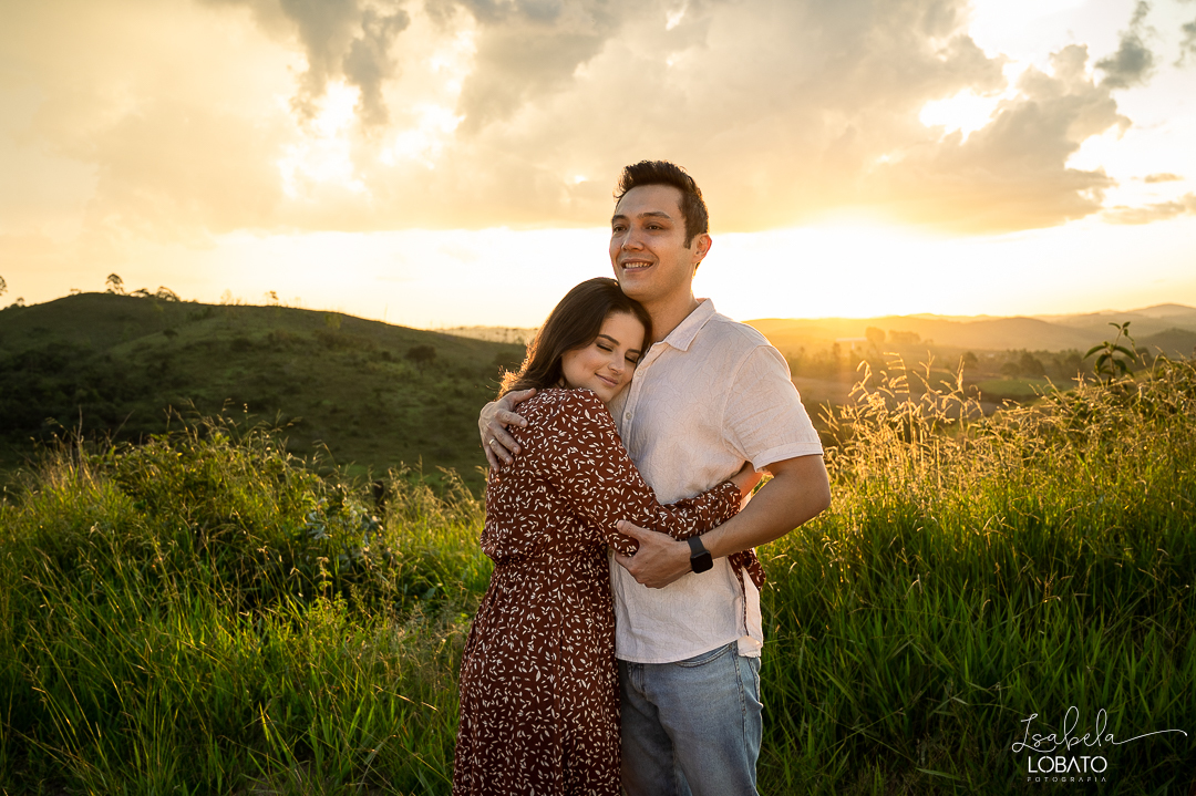 ensaio-fotografico-de-pet-ensaio-casal-com-pet-ensaio-por-do-sol-ensaio-casal-no-campo-fotos-na-porteira-dog-photgraphy-luz-de-ouro-entardecer-fotografa-de-casaç-barbacena-isabela-lobato-fotografia
